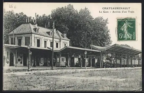 AK Chateaurenault, La Gare, Arrivée d`un Train, Bahnhof