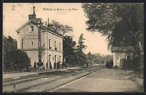 AK Mettray, La Gare, Bahnhof mit wartenden Leuten