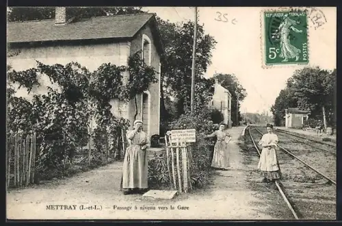 AK Mettray /Indre-et-Loire, Passage à niveau vers la Gare, Bahnhof