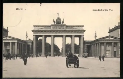 AK Berlin, Brandenburger Tor mit Passanten