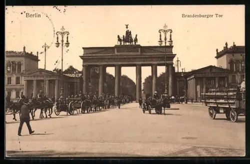 AK Berlin, Kutschen am Brandenburger Tor