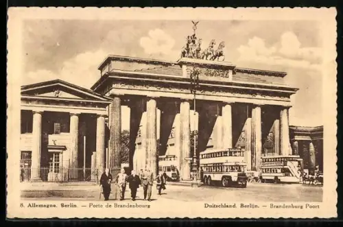 AK Berlin, Brandenburger Tor, Alte Doppedecker-Omnibusse fahren durch das Tor