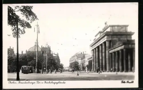 AK Berlin, Brandenburger Tor und Reichstagsgebäude, Strassenbahn