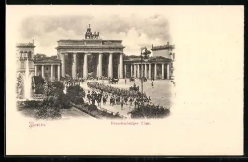AK Berlin, Brandenburger Tor mit marschierenden Soldaten