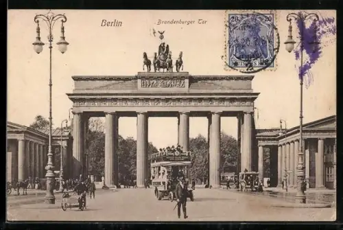 AK Berlin, Brandenburger Tor mit Strassenpartie
