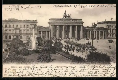 AK Berlin, Strassenpartie am Brandenburger Tor mit Soldaten