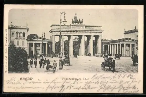 AK Berlin, Brandenburger Tor mit Passanten