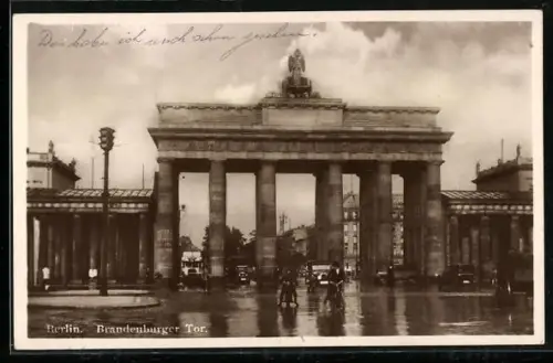 AK Berlin, Brandenburger Tor mit Strassenpartie