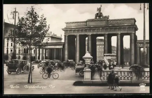 Foto-AK Berlin, Verkehr am Brandenburger Tor