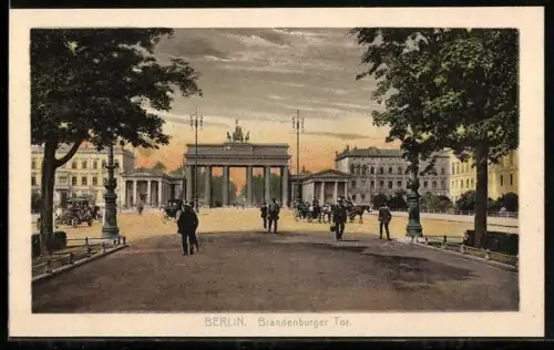 AK Berlin, Brandenburger Tor mit Spaziergängern im Tiergarten