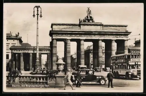 AK Berlin, Brandenburger Tor mit Omnibus und Passanten