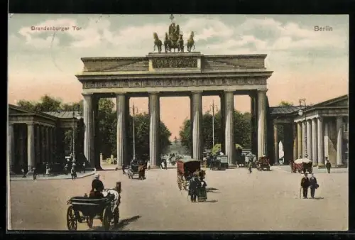 AK Berlin, Brandenburger Tor mit Strassenpartie
