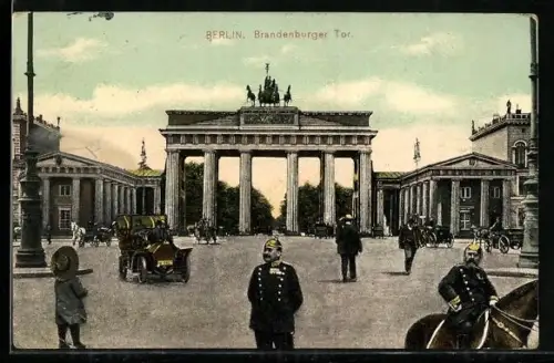 AK Berlin, Passanten und Polizisten vor dem Brandenburger Tor, Fotomontage