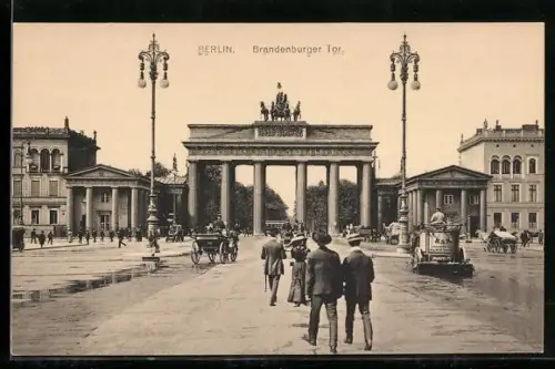 AK Berlin, Brandenburger Tor mit Passanten und Strassenreinigung BSR