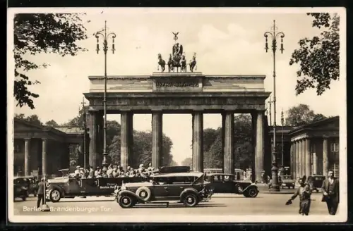 AK Berlin, Brandenburger Tor mit Automobilen
