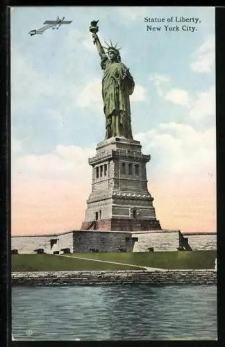 AK New York City, Statue of Liberty, Flugzeug über der Freiheitsstatue