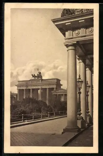 AK Berlin, Brandenburger Tor von der französischen Botschaft gesehen