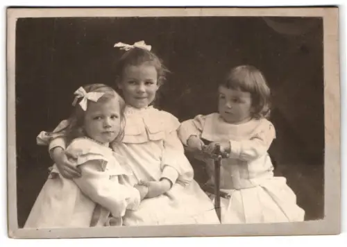 Fotografie N. Stockhammer, Hall in Tirol, Drei Kinder in weissen Kleidern