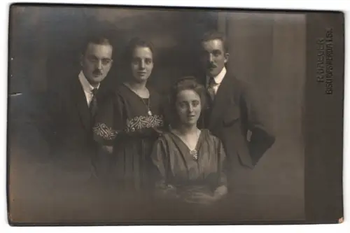 Fotografie R. Jaeger, Bischofswerda, Vier Personen in festlicher Kleidung