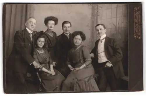 Fotografie Atelier Rossberg, Sebnitz, Gruppe von sechs Personen
