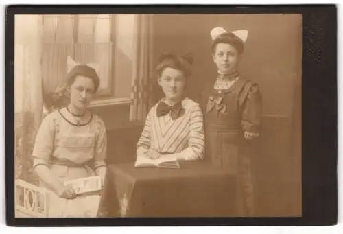 Fotografie Dürr, Bischofswerda, Drei elegant gekleidete Frauen in einem Salon