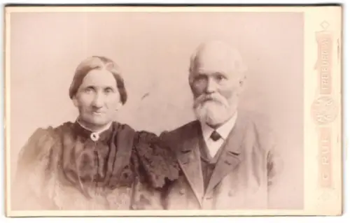 Fotografie C. Ruf, Freiburg i. B., Kaiserstr. 5, Ludwigstrasse. 2, Porträt eines älteren Paares