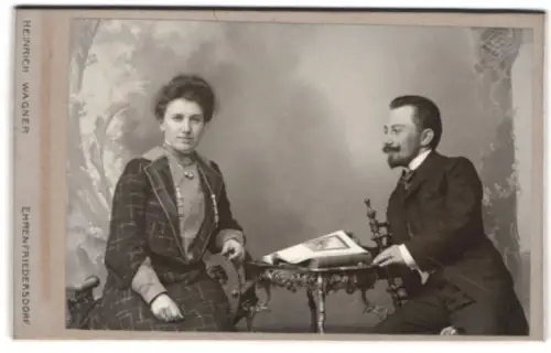 Fotografie Heinrich Wagner, Ehrenfriedersdorf, Chemnitzerstrasse, Porträt eines Paares an einem Tisch