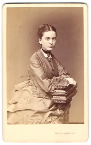 Fotografie L. Haase & Comp., Berlin, Friedrichstr. 178, Porträt einer jungen Frau