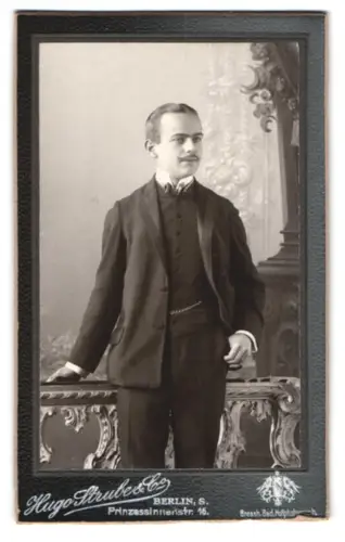 Fotografie Hugo Strube & Co., Berlin, Prinzessinnenstrasse 16, Eleganter Herr im Anzug
