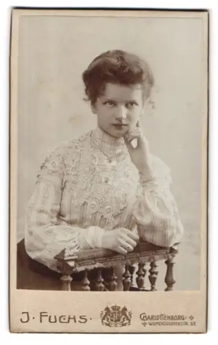 Fotografie J. Fuchs, Charlottenburg, Wilmersdorferstr. 57, Porträt einer nachdenklichen Frau