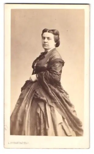 Fotografie L. Durand & Co., Paris, Rue Fontaine St Georges 42, Dame in elegantem Kleid