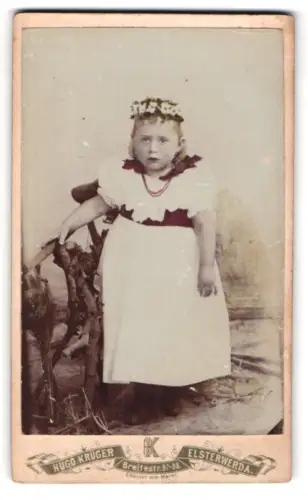 Fotografie Hugo Krüger, Elsterwerda, Breitestr. 97-98, Porträt eines Kindes mit Blumenkranz