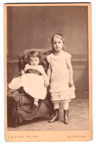 Fotografie L.W. Kurtz, Wiesbaden, Zwei Kinder in eleganter Kleidung