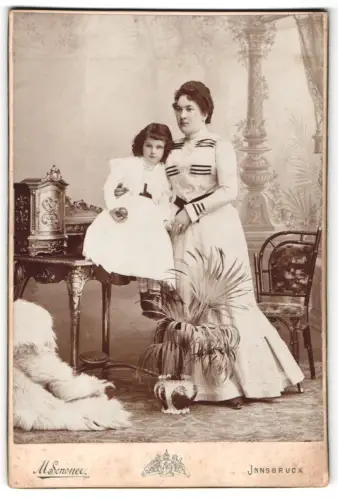 Fotografie M. Senoner, Innsbruck, Maria-Theresiastrasse 37, Mutter mit Kind in elegantem Ambiente