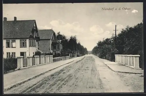 AK Niendorf a. d. Ostsee, Strassenansicht mit Brücke und Wohnhäusern