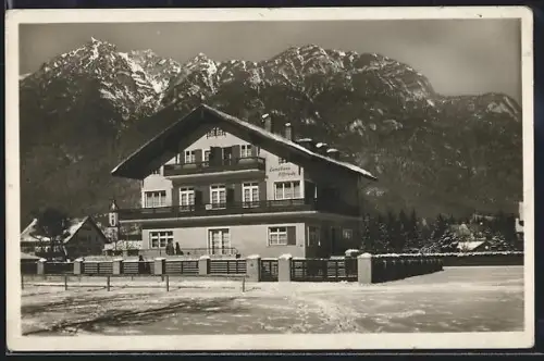 AK Garmisch, Hotel-Pension Landhaus Elfriede mit Bergpanorama im Winter