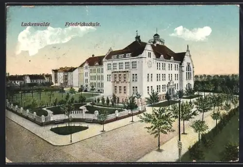 AK Luckenwalde, Friedrichschule mit Anlagen u. Strasse aus der Vogelschau