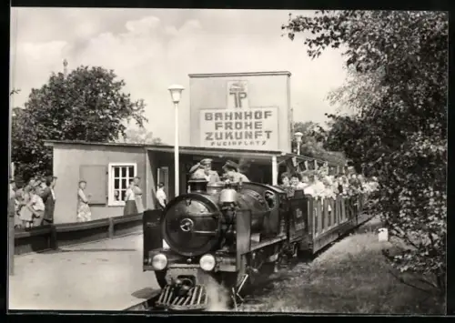 AK Dresden, Pioniereisenbahn im Grossen Garten, Bahnhof Frohe Zukunft, Kleinbahn