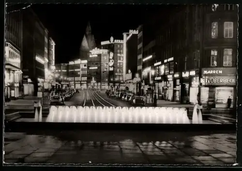 AK Hannover, Bahnhofstrasse bei Nacht, mit neuem Brunnen, Geschäften u. Marktkirche
