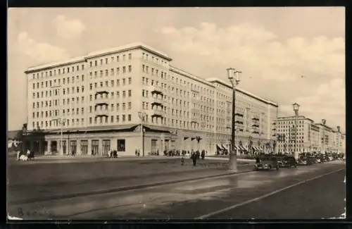 AK Berlin, Karl Marx-Allee mit HO-Cafe Warschau