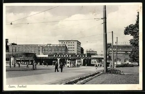 AK Essen, Freiheit, Strassenpartie mit Bahnbrücke und Flachdachgebäuden