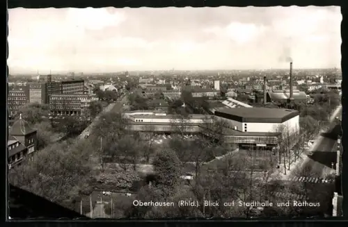 AK Oberhausen /Rhld., Stadthalle u. Rathaus mit Stadt aus der Vogelschau