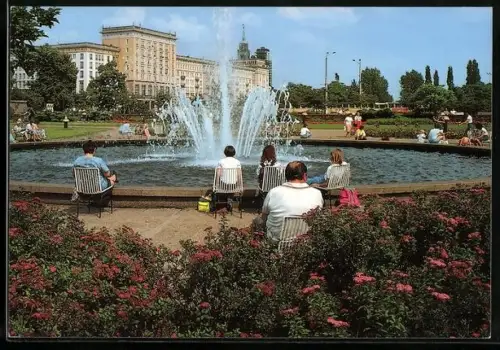 AK Magdeburg, Park im Zentrum mit Gebäudeblick