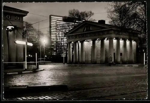 AK Düsseldorf, Ratinger Tor mit Hochhaus bei Nacht