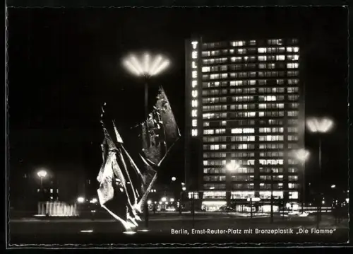 AK Berlin, Ernst-Reuter-Platz mit Telefunken-Hochhaus und Bronzeplastik Die Flamme, Nachtaufnahme
