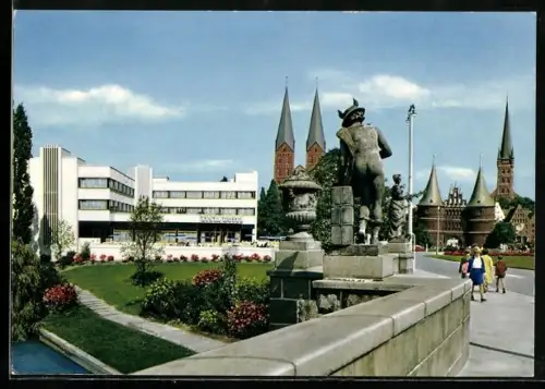 AK Lübeck, Lysia-Hotel mit St.-Marien-Kirche, Holstentor und St. Petri-Kirche
