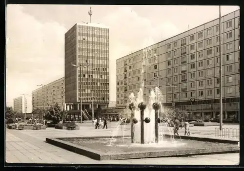 AK Magdeburg, Karl-Marx-Strasse mit Geschäften und Brunnen