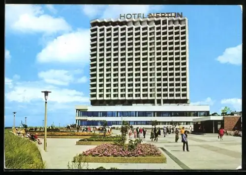 AK Rostock-Warnemünde, Hotel Neptun mit Blumenkästen
