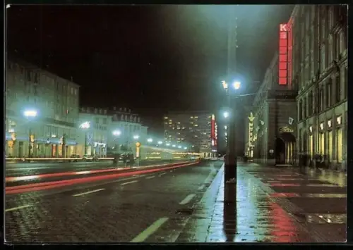 AK Dresden, Ernst-Thälmann-Strasse bei nächtlicher Beleuchtung