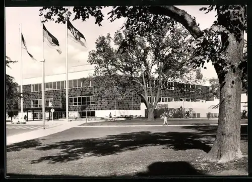 AK Göttingen, Stadthalle mit Strassenpartie